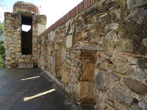 Itinerari de la Muralla. Des de la torre de Sant Dom&egrave;nec a la del Llamp