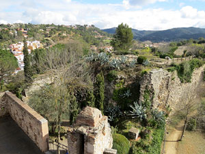 Itinerari de la Muralla. Des de la torre de Sant Dom&egrave;nec a la del Llamp