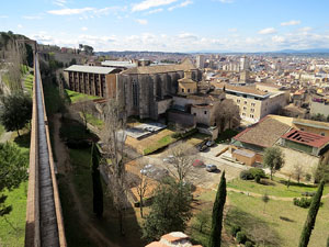Itinerari de la Muralla. Des de la torre de Sant Dom&egrave;nec a la del Llamp