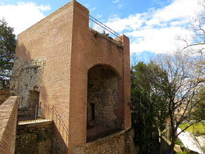 Itinerari de la Muralla. Des de la torre de Sant Dom&egrave;nec a la del Llamp