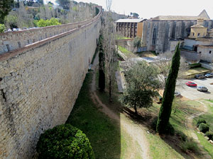 Itinerari de la Muralla. Des de la torre de Sant Dom&egrave;nec a la del Llamp