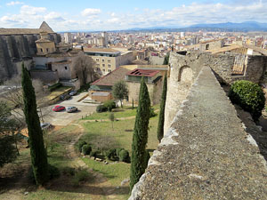 Itinerari de la Muralla. Des de la torre de Sant Dom&egrave;nec a la del Llamp