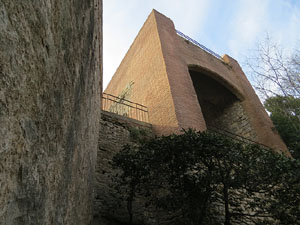 Itinerari de la Muralla. Des de la torre de Sant Dom&egrave;nec a la del Llamp
