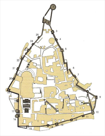 Planta actual de la For&ccedil;a Vella amb la numeraci&oacute; de les torres conegudes de la muralla carolingia. Amb el 3 s'indica la Torre del Tel&egrave;graf