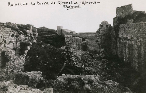 Vista de torre Gironella i de la torre del Tel&egrave;graf, a la dreta, integrada a la Caserna d'Alemanys. S'observa tamb&eacute; el tram de muralla entre aquesta torre i la de Sant Dom&egrave;nec. Al fons, la torre Alfons XII. 1911-1936