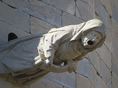 La bruixa de la Catedral. G&agrave;rgola antropom&ograve;rfica a la torre de Carlemany