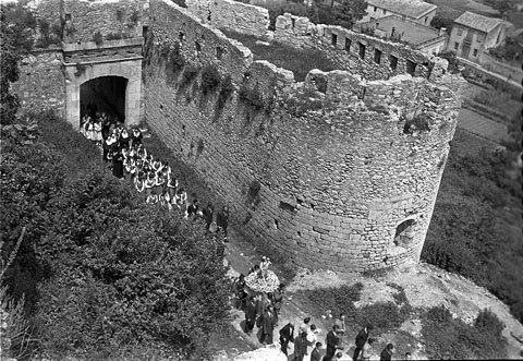Process&oacute; dins els actes organitzats en honor a la Nostra Senyora de F&agrave;tima passant pel Portal de Sant Crist&ograve;fol. 11 de juny 1951