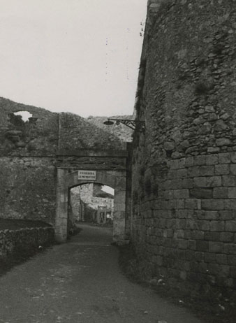 El portal i capella de Sant Crist&ograve;fol. Al portal hi figura un cartell on s'hi llegeix: Prohibida la mendicitat. 1920-1940