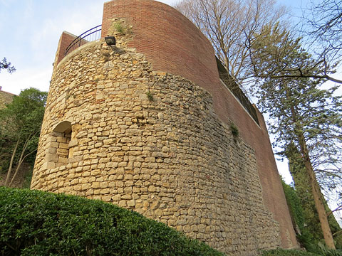 El baluard de Sant Crist&ograve;fol des del Passeig Arqueol&ograve;gic