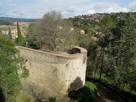 El baluard de Sant Crist&ograve;fol des de les muralles de l'antiga Caserna dels Alemanys