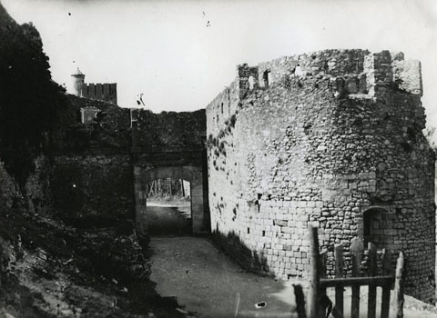 El portal i capella de Sant Crist&ograve;fol. Al fons, la torre Magdala dels jardins de la Francesa. 1910-1920