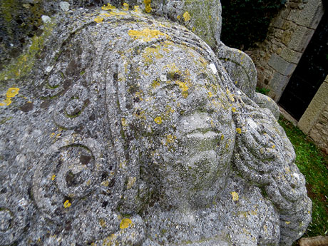 Detall de La majordoma de Sant Narc&iacute;s, escultura de Piculives, al peu de la torre Corn&egrave;lia