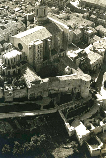 Vista a&egrave;ria del Passeig Arqueol&ograve;gic. S'hi observa el tram de muralla carolingia, amb les torres J&uacute;lia i Corn&egrave;lia. 1966-1970