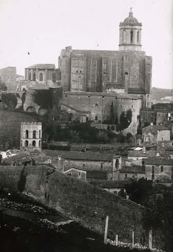 Vista de la zona on actualment hi ha el Passeig Arqueol&ograve;gic, amb els tram de muralla carol&iacute;ngia i les torres J&uacute;lia i Corn&egrave;lia. En primer terme s'observa la muralla de Santa Ll&uacute;cia. 1920-1940
