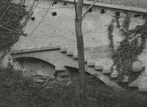 Escala adossada a la muralla del Passeig Arqueol&ograve;gic que mena a la torre J&uacute;lia. 1920-1940