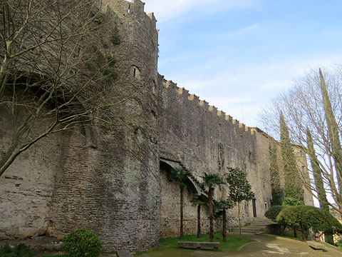 La torre J&uacute;lia, pany de la muralla carol&iacute;ngia i, al fons, la torre Corn&egrave;lia