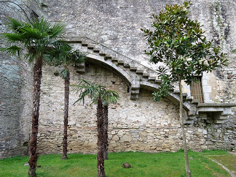 Detall de la muralla carol&iacute;ngia al Passeig Arqueol&ograve;gic