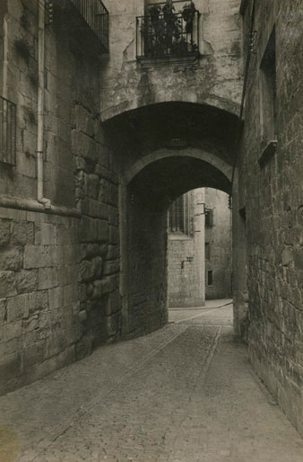 El portal de Sobreportes des de la pla&ccedil;a de la Catedral. 1925-1940