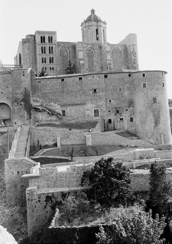 Vista del Passeig Arqueol&ograve;gic, de la Catedral i les torres J&uacute;lia i Corn&egrave;lia. Tamb&eacute; la torre de Carlemany. 1963