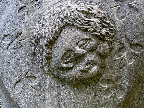 Detall del revers de l'est&agrave;tua dedicada a la figura llegend&agrave;ria de la Majordoma de Sant Narc&iacute;s, obra de l'escultor Piculives, situada al peu de la torre Corn&egrave;lia