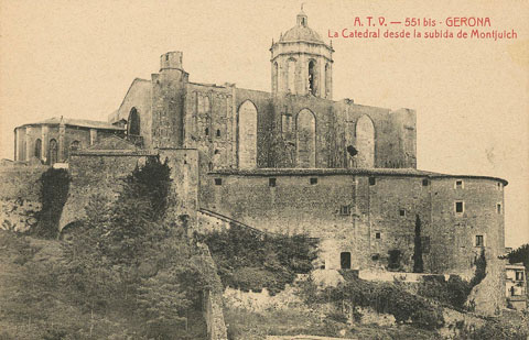 Cara nord de la Catedral de Girona vista des de la pujada de Montju&iuml;c. En primer terme, l'actual passeig Arqueol&ograve;gic i el recinte emmurallat, on destaquen la torre J&uacute;lia i la torre Corn&egrave;lia. Adossada a la catedral, la torre de Carlemany. 1910-1920
