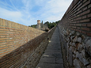 Itinerari de la Muralla. Des del monestir de Sant Pere de Galligants fins a la pla&ccedil;a de Sant Pere