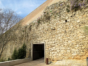 Itinerari de la Muralla. Des del monestir de Sant Pere de Galligants fins a la pla&ccedil;a de Sant Pere