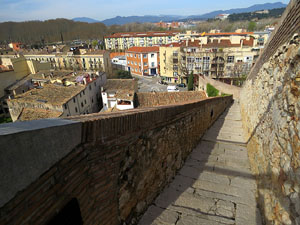 Itinerari de la Muralla. Des del monestir de Sant Pere de Galligants fins a la pla&ccedil;a de Sant Pere