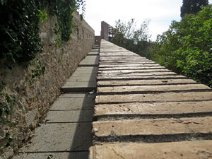 Itinerari de la Muralla. Des del monestir de Sant Pere de Galligants fins a la pla&ccedil;a de Sant Pere