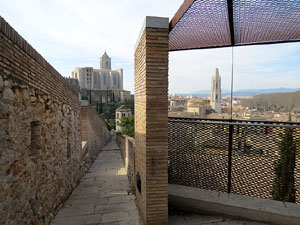 Itinerari de la Muralla. Des del monestir de Sant Pere de Galligants fins a la pla&ccedil;a de Sant Pere
