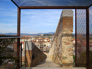 Itinerari de la Muralla. Des del monestir de Sant Pere de Galligants fins a la pla&ccedil;a de Sant Pere