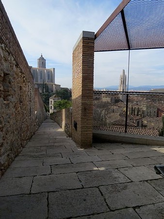 Cam&iacute; de ronda de la muralla de Santa Ll&uacute;cia. Al fons, la Catedral i el campanar de Sant Feliu