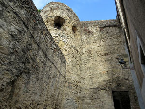 Itinerari de la Muralla. Muralles i defenses d'&egrave;poca romana (segle I aC i segle III dC)