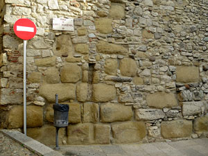 Itinerari de la Muralla. Muralles i defenses d'&egrave;poca romana (segle I aC i segle III dC)