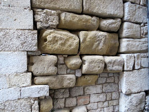 Itinerari de la Muralla. Muralles i defenses d'&egrave;poca romana (segle I aC i segle III dC)