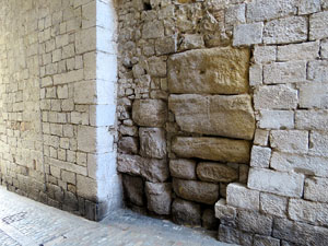 Itinerari de la Muralla. Muralles i defenses d'&egrave;poca romana (segle I aC i segle III dC)