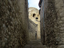 Carrer de l'Escola Pia amb la torre Vescomtal al fons