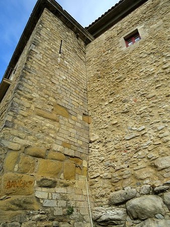 Torre quadrangular de basament rom&agrave; a la muralla del pati de les &Agrave;ligues