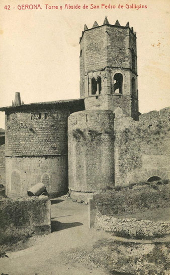 Vista de la cap&ccedil;alera de l�esgl&eacute;sia de Sant Pere de Galligants i del portal de Sant Pere des de l�antic cam� de Monju&iuml;c. S'hi observa el desaparegut portal de Sant Pere. 1906-1911