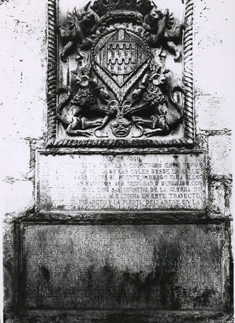 Escut del portal de l'Areny. S'observen dues l&agrave;pides: una per a la commemoraci&oacute; de l'enderrocament del portal i els murs annexos l'any 1869, i l'altre que procedeix del mateix portal de l'Areny. 1910-1930