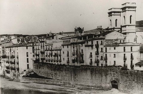 El sector de muralla del Pes de la Palla amb el portal de l'&Agrave;ngel a l'esquerra. La muralla seria enderrocada el 1901 i cases de l'esquerra el 1903, per tal d'obrir-hi la Rambla Verdaguer. 1890-1901