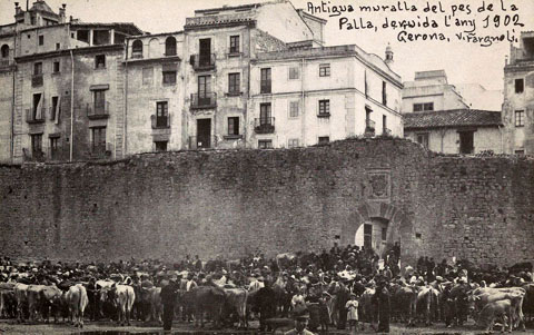 Antigua muralla del pes de la Palla, derruida l'any 1902. Portal de l'&Agrave;ngel o de Sant Antoni, que donava a l'Areny. 1901