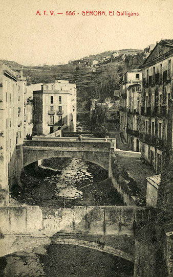 Vista des d'un punt elevat del riu Galligants al seu pas pel barri de Sant Pere. En primer terme, un aq&uuml;educte, en segon terme, el pont del carrer de la Barca i darrera seu, el pont del carrer del Llop. Al fons, Torre Gironella. 1905-1911
