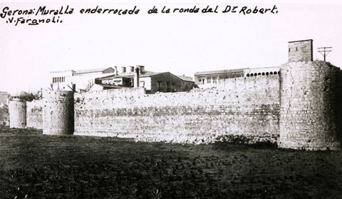 Vista parcial del tram de muralla del Mercadal compresa entre els baluards de Sant Francesc i el de Santa Clara, paral&middot;lel a la ronda del Doctor Robert, posterior ronda Pare Claret. En segon pla, l'edifici de l'hospital de Santa Caterina. 1901-1910
