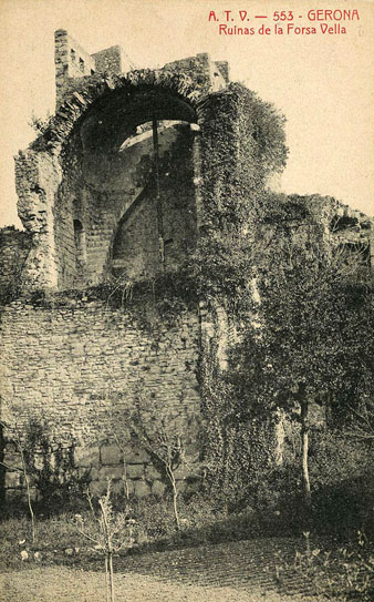 La Torre del Tel&egrave;graf, tamb� anomenada del Llamp o del Sastre, dins el conjunt de la caserna d'Alemanys. 1905-1911