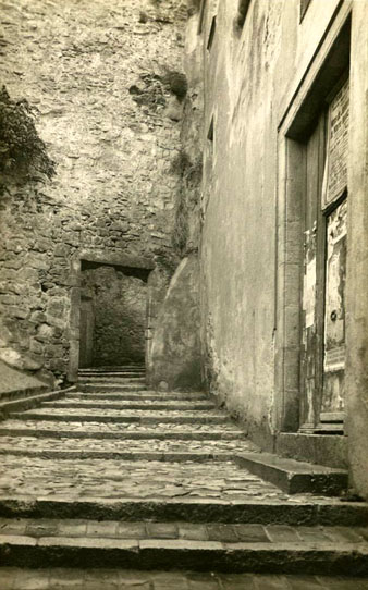 Calle Escolapia y portal de San Feliu Neri. Clich&eacute; Vil&aacute;. 1920-1940