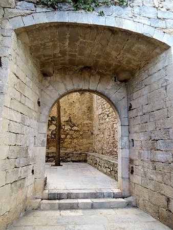 Doble porta d'entrada a les depend&egrave;ncies de la torre dels Socors