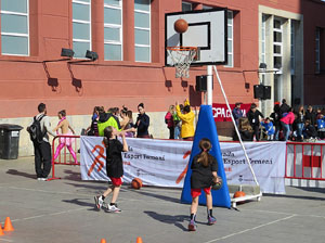 IV Jornada de l'Esport Femen&iacute; 2016 a la pla&ccedil;a Salvador Espriu, la de Francesc Calvet i Rubalcaba, i el riu Onyar