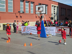 IV Jornada de l'Esport Femen&iacute; 2016 a la pla&ccedil;a Salvador Espriu, la de Francesc Calvet i Rubalcaba, i el riu Onyar