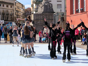 IV Jornada de l'Esport Femen&iacute; 2016 a la pla&ccedil;a Salvador Espriu, la de Francesc Calvet i Rubalcaba, i el riu Onyar